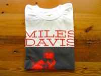 BLUESCENTRIC    半袖プリントTシャツ　　MILES DAVIS      White